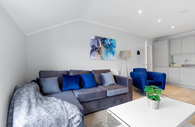 2 Bedroom Penthouse with parking High Wycombe Apt.04