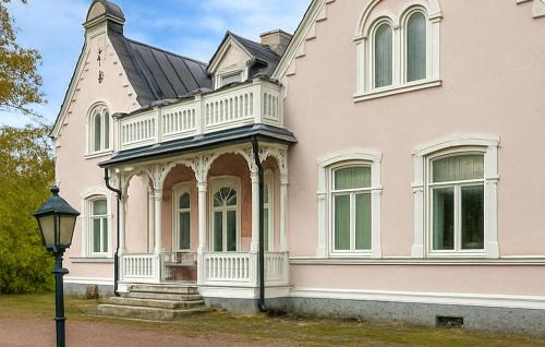 2 Bedroom Stunning Apartment In Högsby