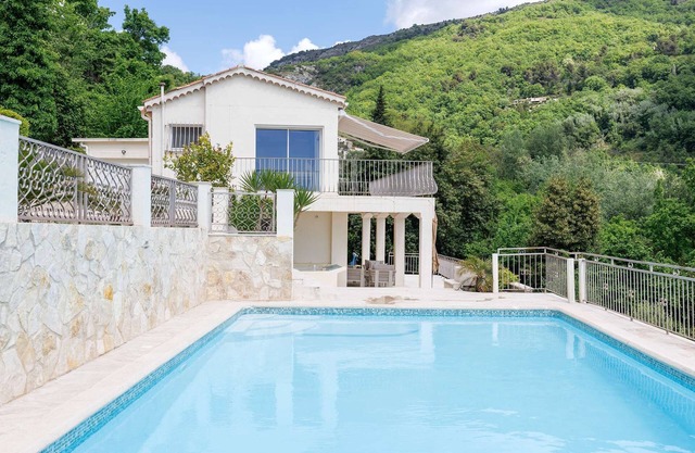 2-bedroom villa with sea view and private pool