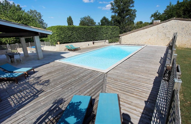 2-bedroom with pool near Saint Emilion