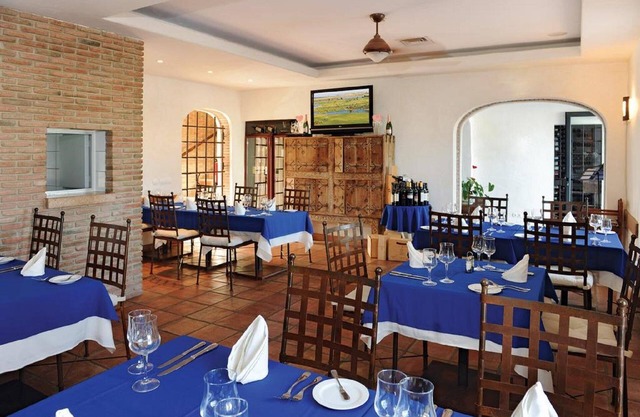 2 bedrooms (1 ensuite). 2 bathrooms, sleeps 6, with Air-con & Free Wi-Fi & IPTV