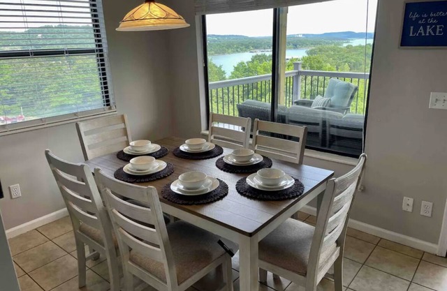 2 bedrooms/2 bathrooms Table Rock Lake View!