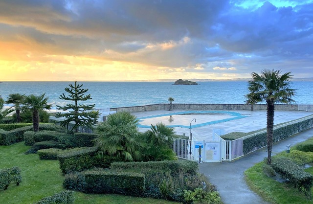 2 Bedrooms Apartment In Douarnenez