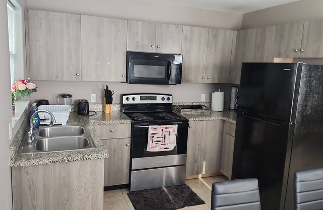2 Bedrooms Apt Near Univeristy