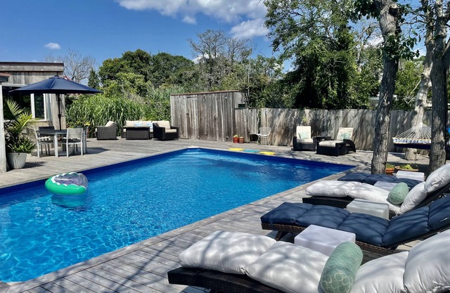 2 BR/1Bath Newly Renovated Pines Paradise with pool