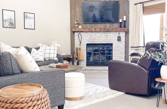 2 BR/2BA Ski In/Ski Out Condo on Okemo Mountain- Sleeps 6