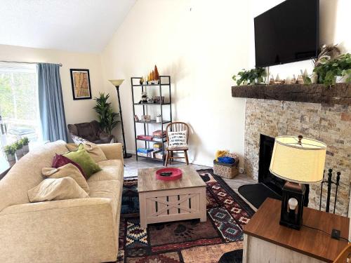 2 BR JIMINY PEAK w Mountain Views SLEEPS 7 Gorgeous