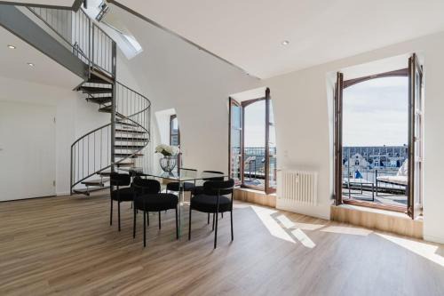 2 BR Penthouse Loft - WHIRLPOOL - TERRASSE - WIFI - ZENTRAL - KÜCHE - KAFFEE - PARKHAUS