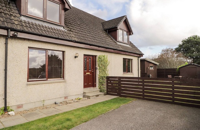 2 BRAEVIEW, pet friendly, with a garden in Beauly