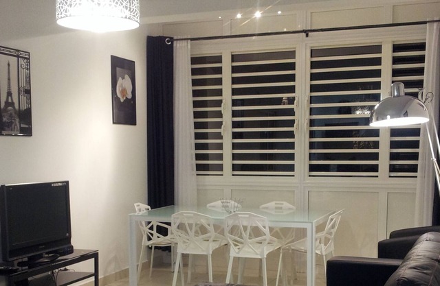 2 km from Magenta beach, in a quiet area, 6 km from the city center,