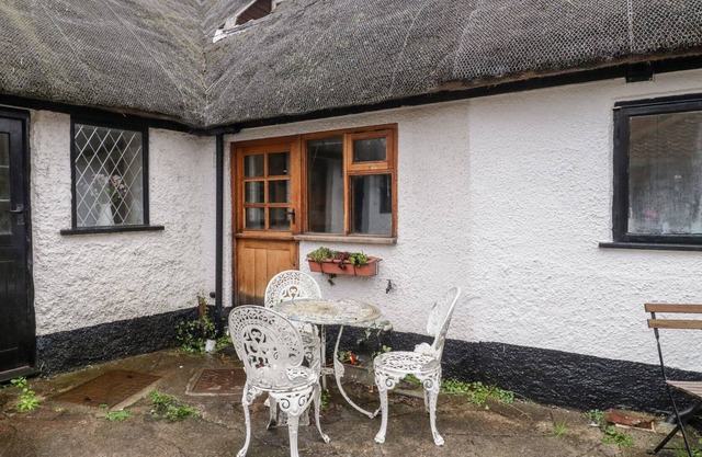 2 LIME STREET, pet friendly, character holiday cottage in Stogursey