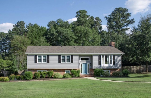 2 Living Spaces -2800 ft.² -Sleeps 10