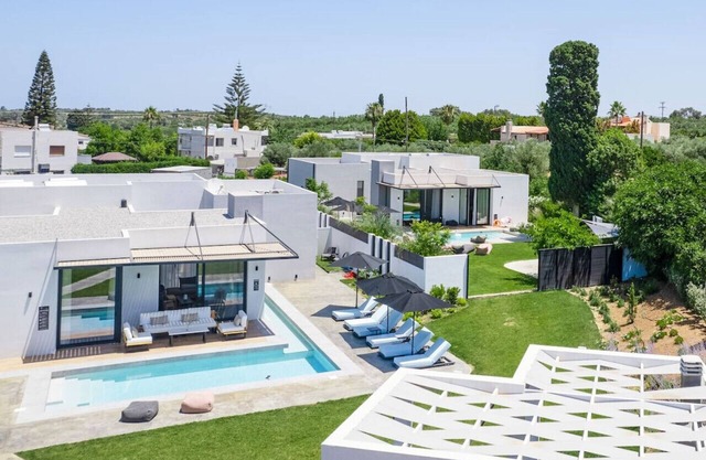 2 Luxury Villas w Nearby Beach!