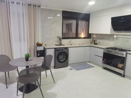 2 Master Bedroom Deluxe Apartment Queen Alia Airport Families Women ONLY