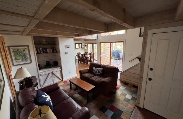 2 mi from WISP & lake, outdoor hot tub, wood burning stove, luv DOGS!