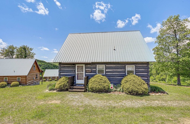 2 Mi to Mabry Mill: Mtn-View Cabin w/Porch!