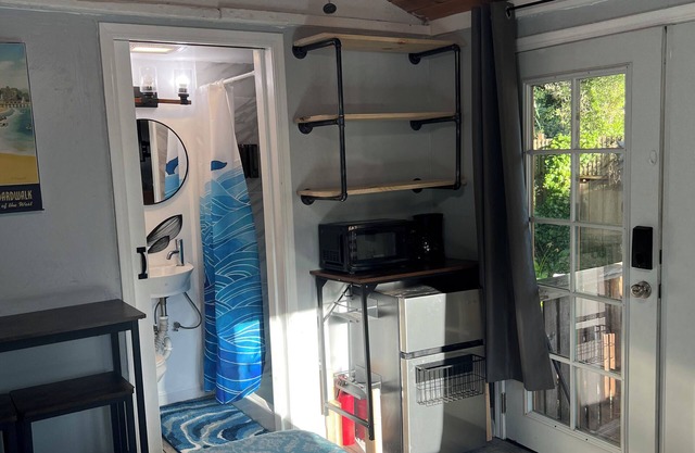 2 miles to Capitola Beach - studio w/private yard