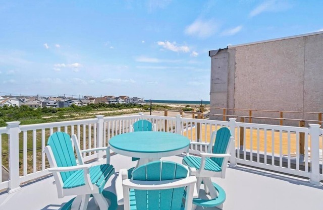 2 min from Beach, Ocean View , 5 BR, 4 Bth, 3 Car Parking