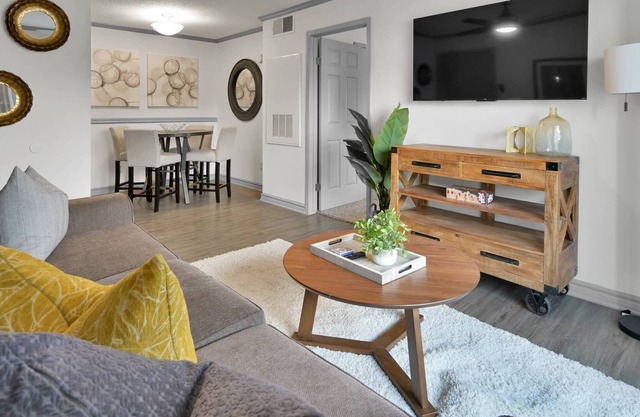 2 mins from I-45|Luxurious Unit|Community Pool|Private Balcony|Laundry Area|Keurig|Fitness Center