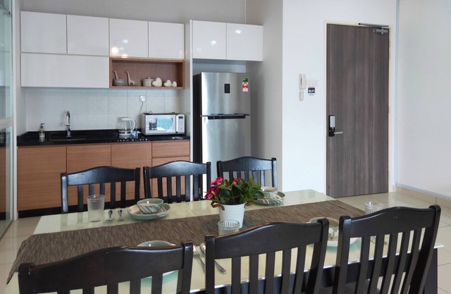 2 mins ride to R&F Mall & CIQ [High-floor Seaview]