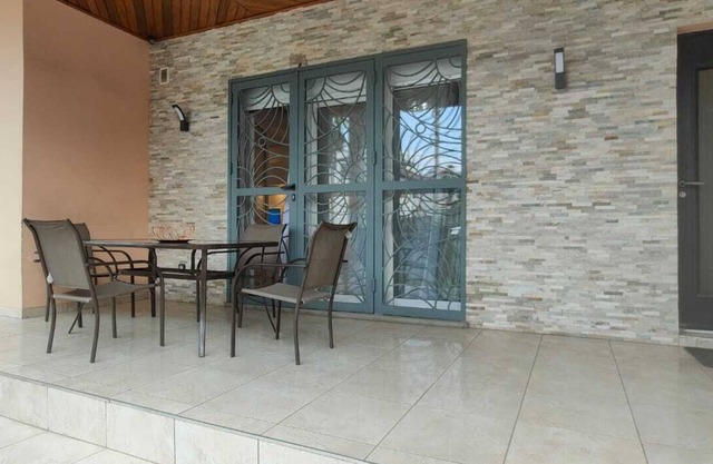 2 minutes from the Hôpital des Soeurs, modern, ergonomic villa to European standards