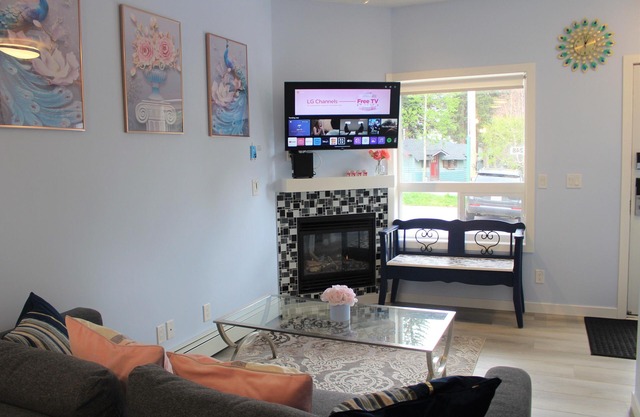 2 minutes to Banff entry gate! Beautiful Townhouse in Harvie Heights