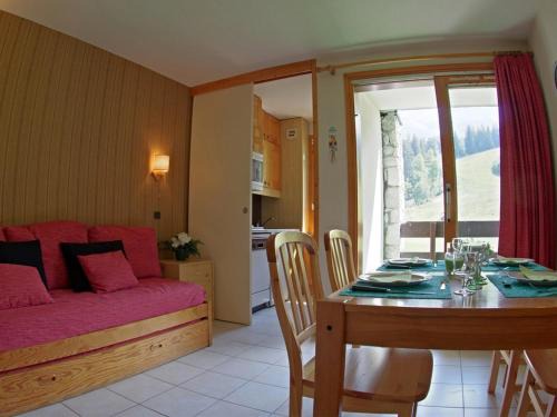 2 Pièces, Balcon Sud-Est, Face ESF, Ménage Inclus - FR-1-291-822