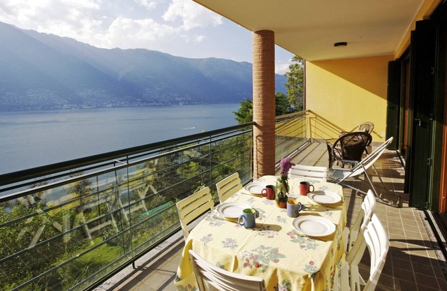 2-room apartment with large balcony and panoramic view of the lake