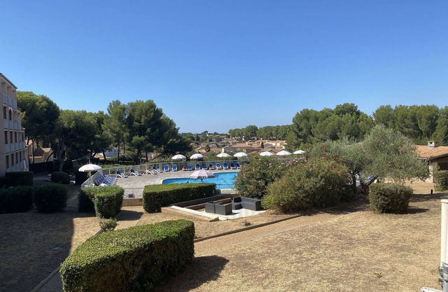 2-room apartment with terrace and pool in Balaruc-les-Bains