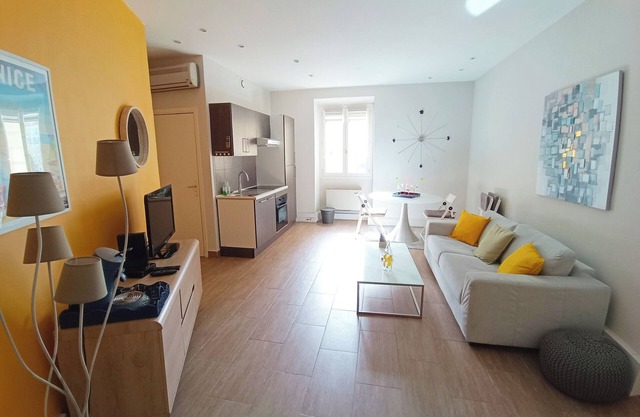 2 room flat in the carré d'or