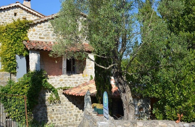 2-room house with air conditioning and pets allowed in Grospierres