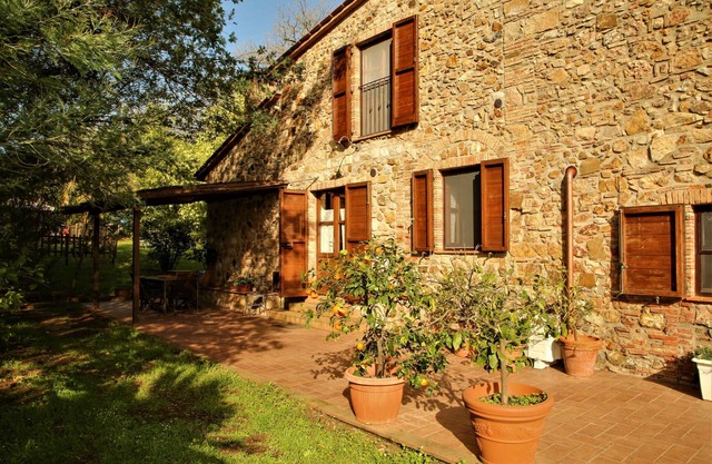 2 rooms in typical Tuscan farmhouse with pool