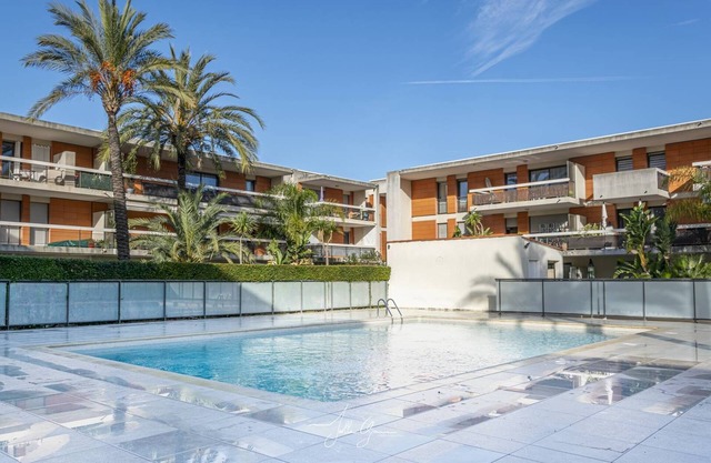 2 rooms Sea 100m 2 swimming pools box aircon close to all shops on foot