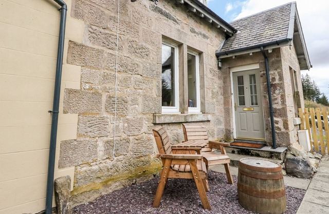 2 STATION COTTAGES, pet friendly, with a garden in Dalwhinnie
