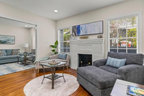 2 Units w Heated Pool 5BR WPB Retreat N Downtown