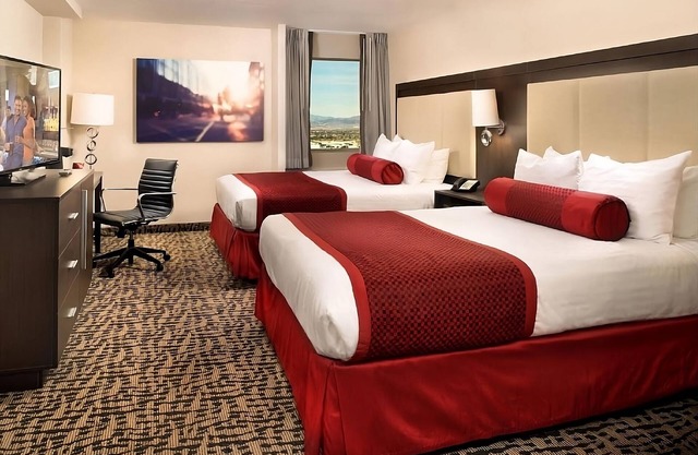 2 x Elite 2 Queens at The STRAT Hotel, Casino & Tower
