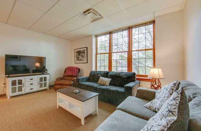 20 Mi to Dtwn Pittsburgh: Pet-Friendly Apartment