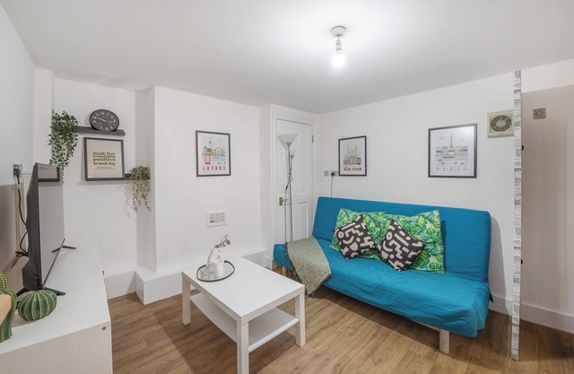 20 min from city centre/2 bedrooms w/ensuite