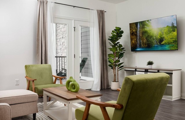 20 mins DT | Sleeps 3 | Opulent Suite Spacious Gym