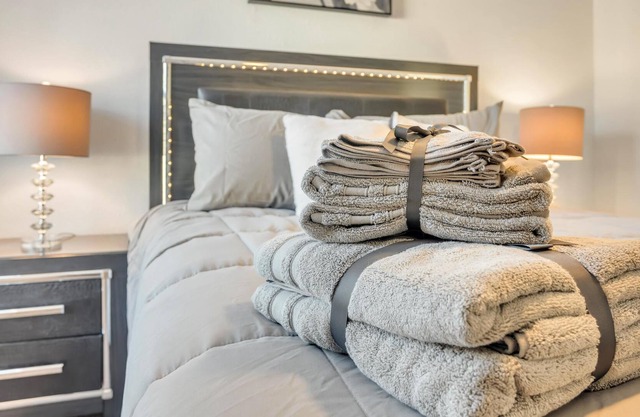 20% Off The Chrome Abode | 8min to UNF