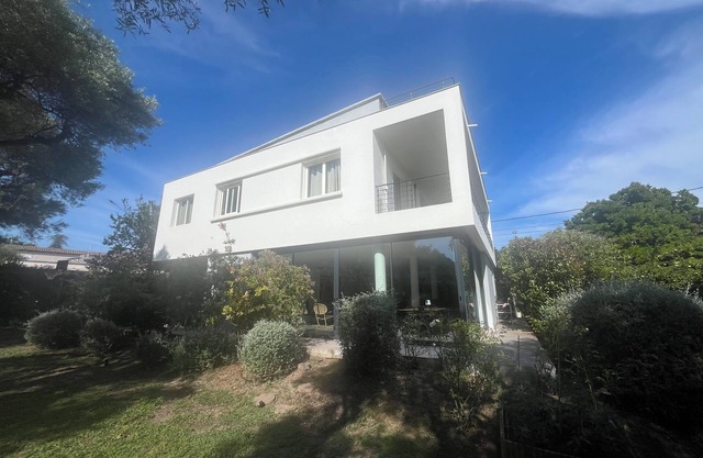 200 m² Le Corbusier-style house in Juan-les-Pins, with garden and swimming pool