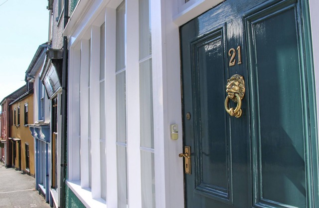 21 HIGH STREET, pet friendly, with a garden in Bishop's Castle