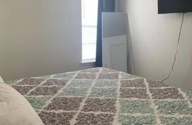 2107 Quiet West Side duplex, 1 king & 1 queen.