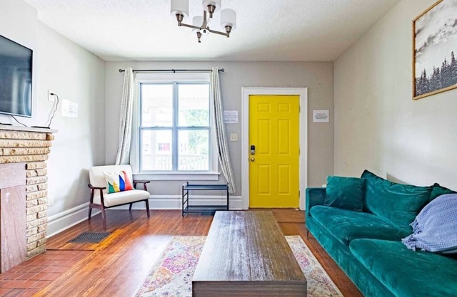 2394 Indiana (SIDE) · Perfect For Groups & Families-5 Bedroom Cozy Home