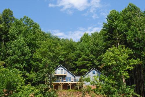 24-Acre Cottage with Hot Tub about 10 Mi to Blowing Rock