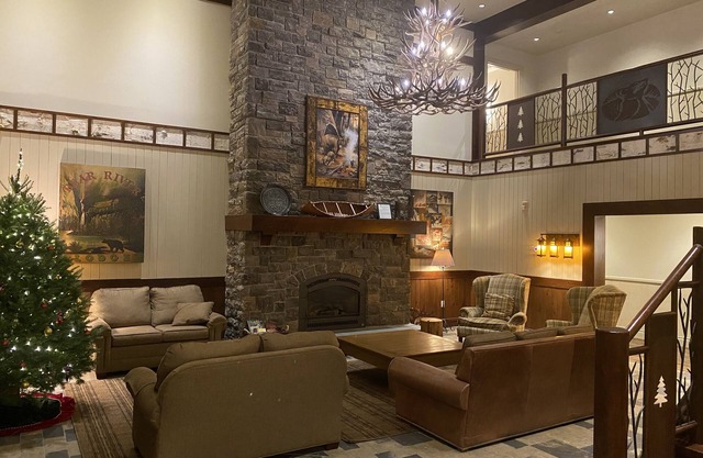 2400 sf 4BR/4BA STRATTON CONDO. Walk to Village. Pool, spa, sauna, game room.