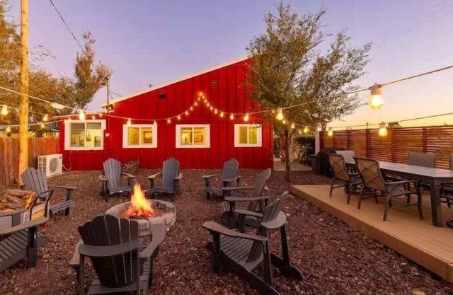 25 Min to Grand Canyon | Hot Tub, Fire Pit & Fun