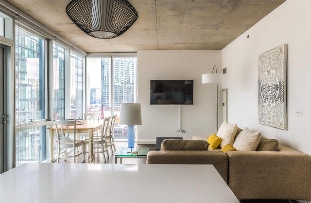 2B 2BA Luxury Suite with Balcony and Wi-Fi, PAID IN and OUT PARKING IN BLDG