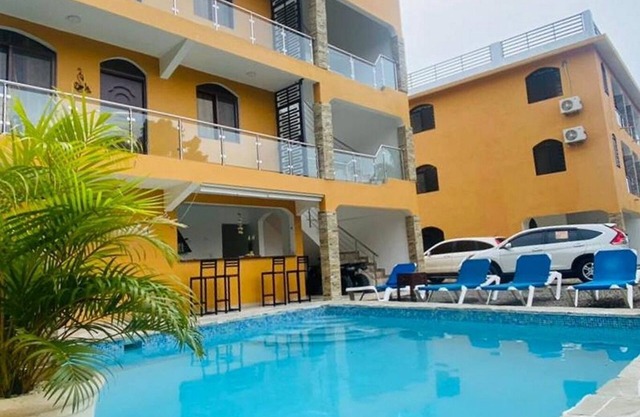 2BD guest-friendly apt with pool, near everything