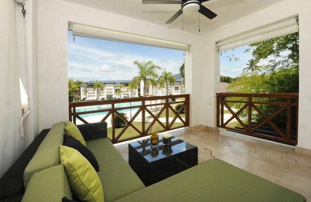 2BD luxury condo in beachfront resort, pool/internet/AC/cable TV, golf course!